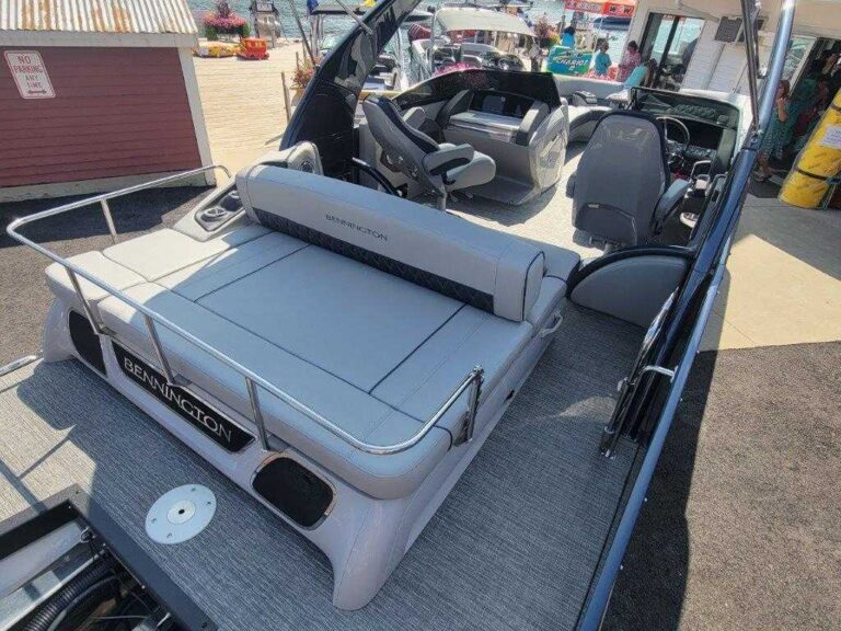 2025 Bennington 25RXSBWA - ESP - Arch - Windshield - Owner Demo US-ETWR6587F425 [photo 17]